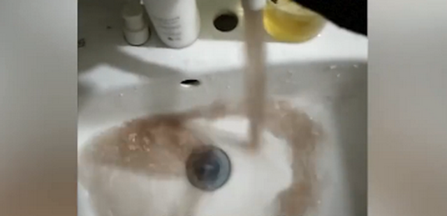 河南居民家自來水渾如咖啡，相關(guān)部門回應(yīng)：主管道水質(zhì)安全可正常飲用